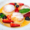 Солодкі сирники з ягодою та соусом три молока Gastro cafe15