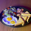 Яєчня з двох яєць з беконом Whiskey Bar (Віскі бар)